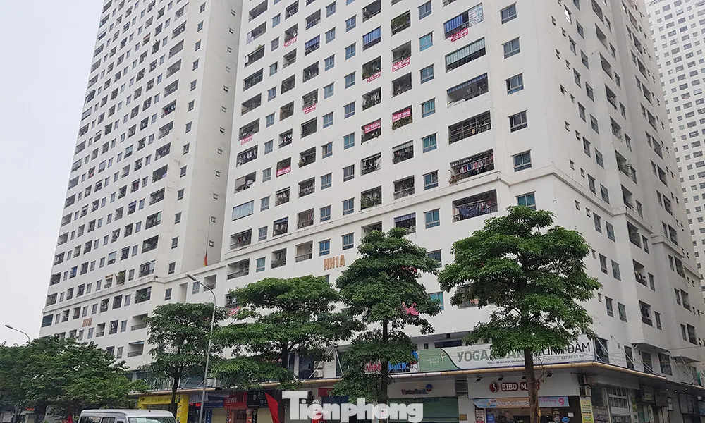 Hàng nghìn ban công căn hộ tại HH Linh Đàm, thể hiện quy mô dân số khổng lồ và những thách thức về cấp sổ hồng.