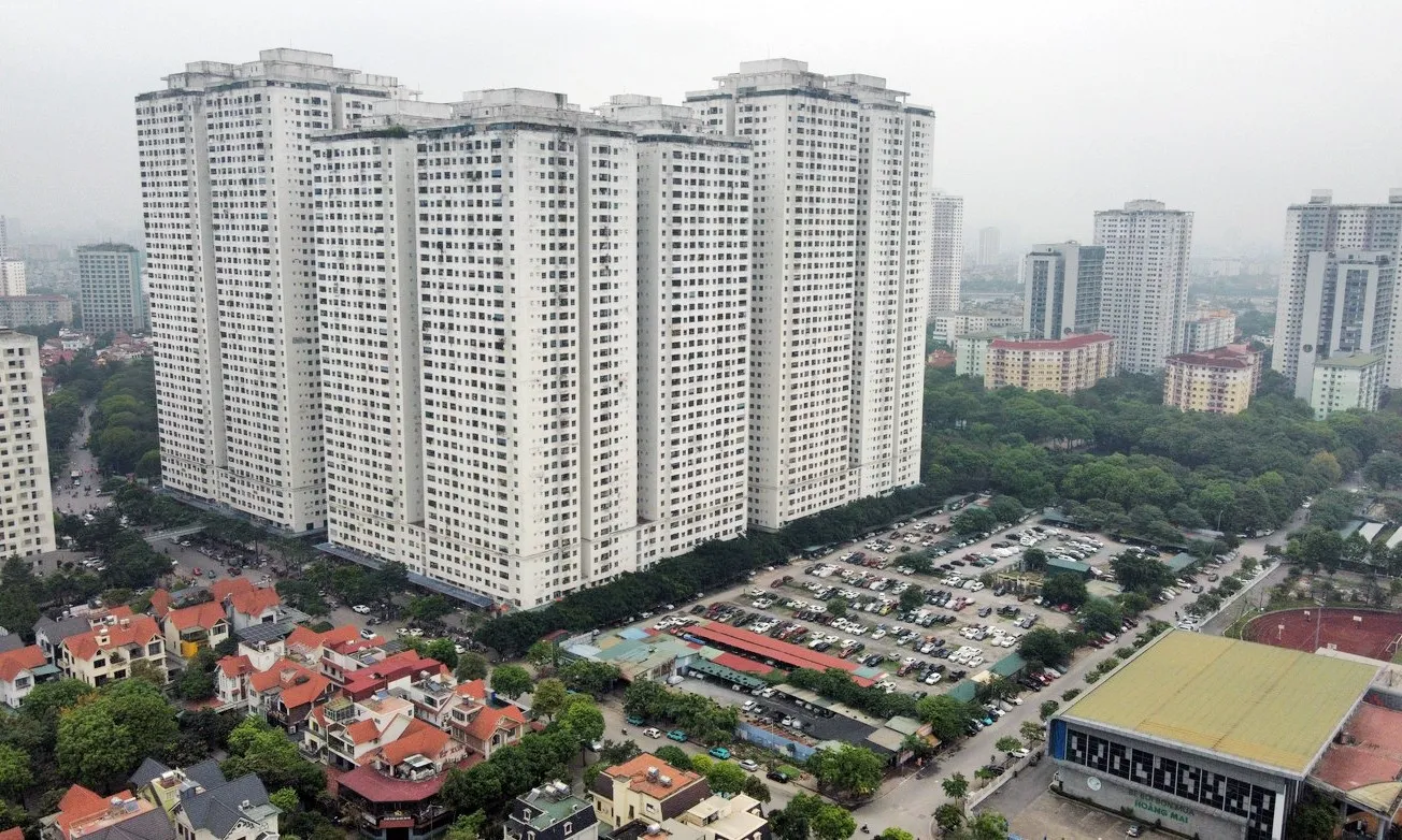 Cảnh sinh hoạt đông đúc dưới chân các tòa nhà HH Linh Đàm, phản ánh chất lượng sống thực tế.