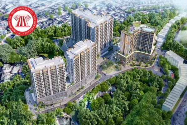 Người mua nhà đang cân nhắc ưu và nhược điểm khi quyết định mua nhà ở xã hội.