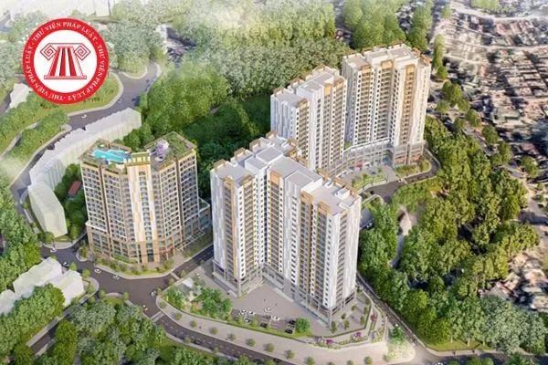 Một gia đình trẻ hạnh phúc nhận chìa khóa căn hộ nhà ở xã hội, hoàn thành giấc mơ an cư.