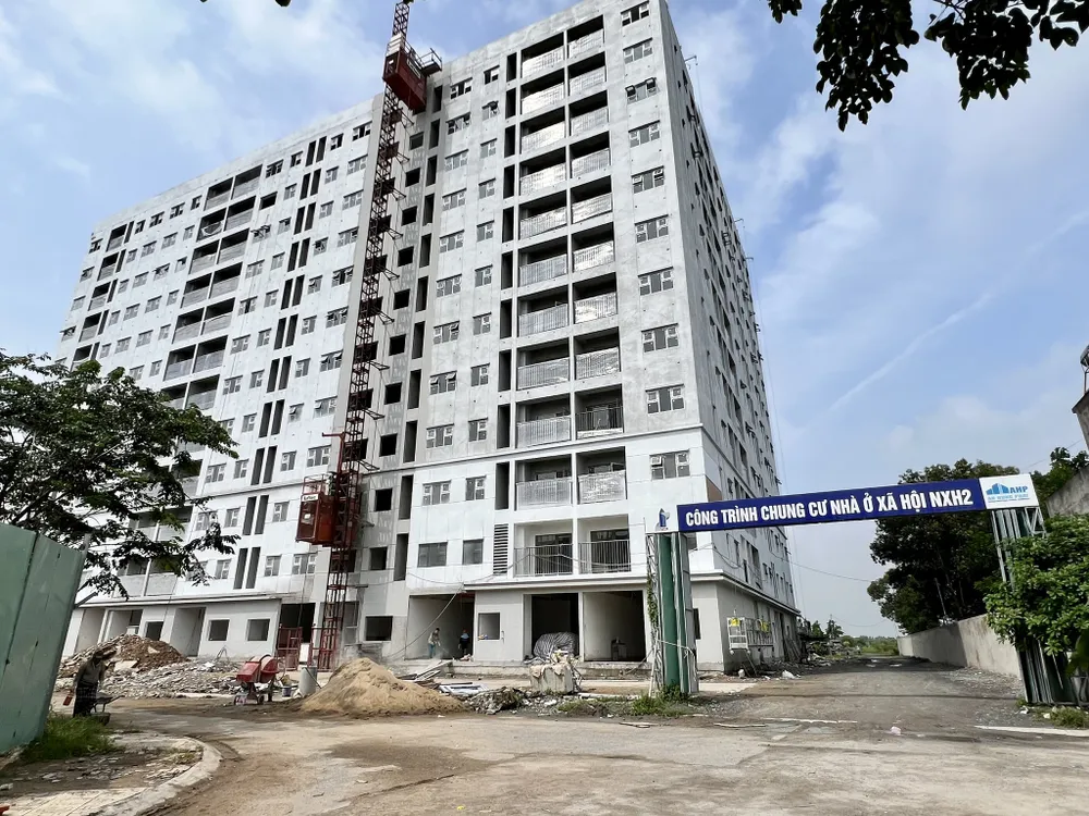 Người dân tìm hiểu thông tin và quy trình đăng ký mua nhà ở xã hội tại một sự kiện mở bán.