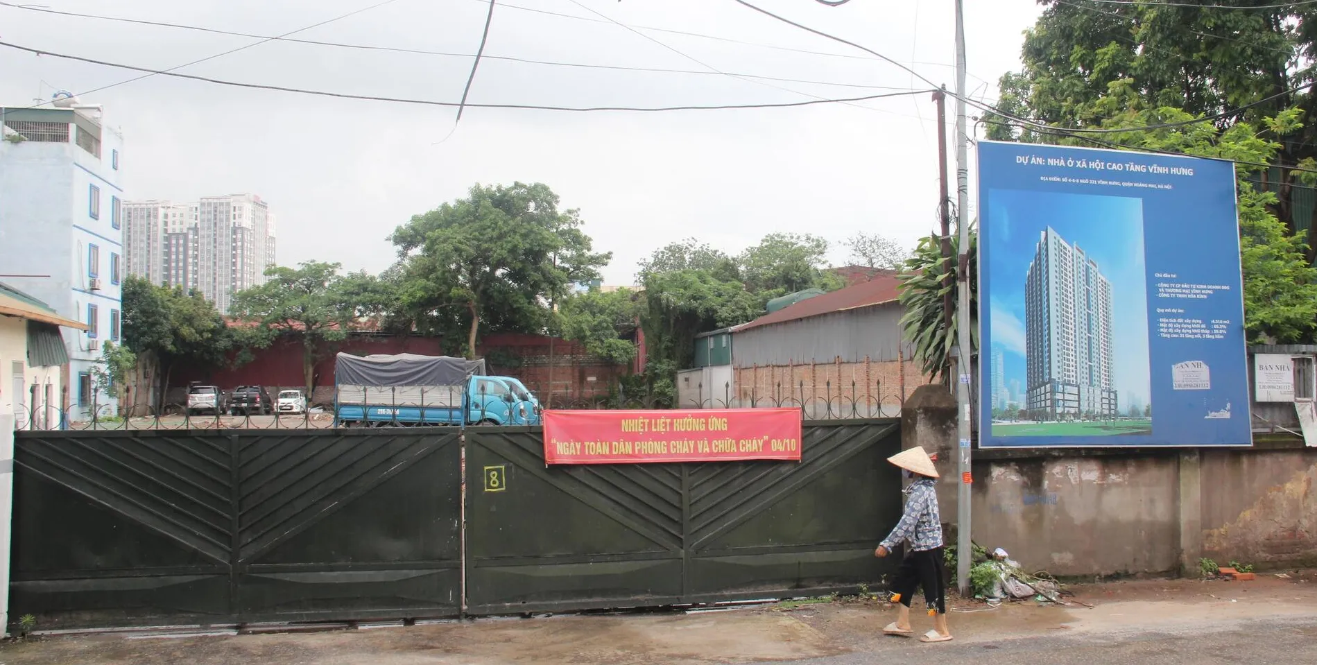 Cần cân nhắc kỹ lưỡng giữa cơ hội sở hữu nhà và nguy cơ mất trắng tài sản. So sánh lợi ích và hậu quả của việc nhờ người đứng tên mua nhà ở xã hội.