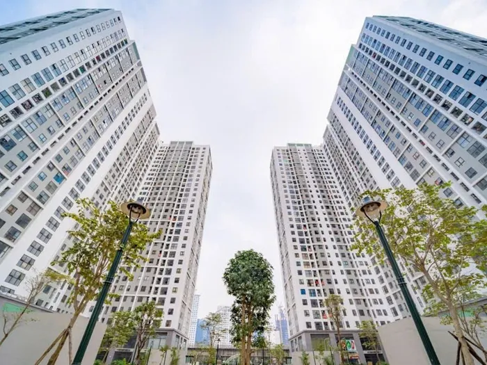 Luôn xác minh sổ hồng gốc và điều kiện 5 năm trước khi tiến hành đặt cọc. Kiểm tra kỹ lưỡng sổ hồng và các giấy tờ pháp lý của nhà ở xã hội trước khi mua.