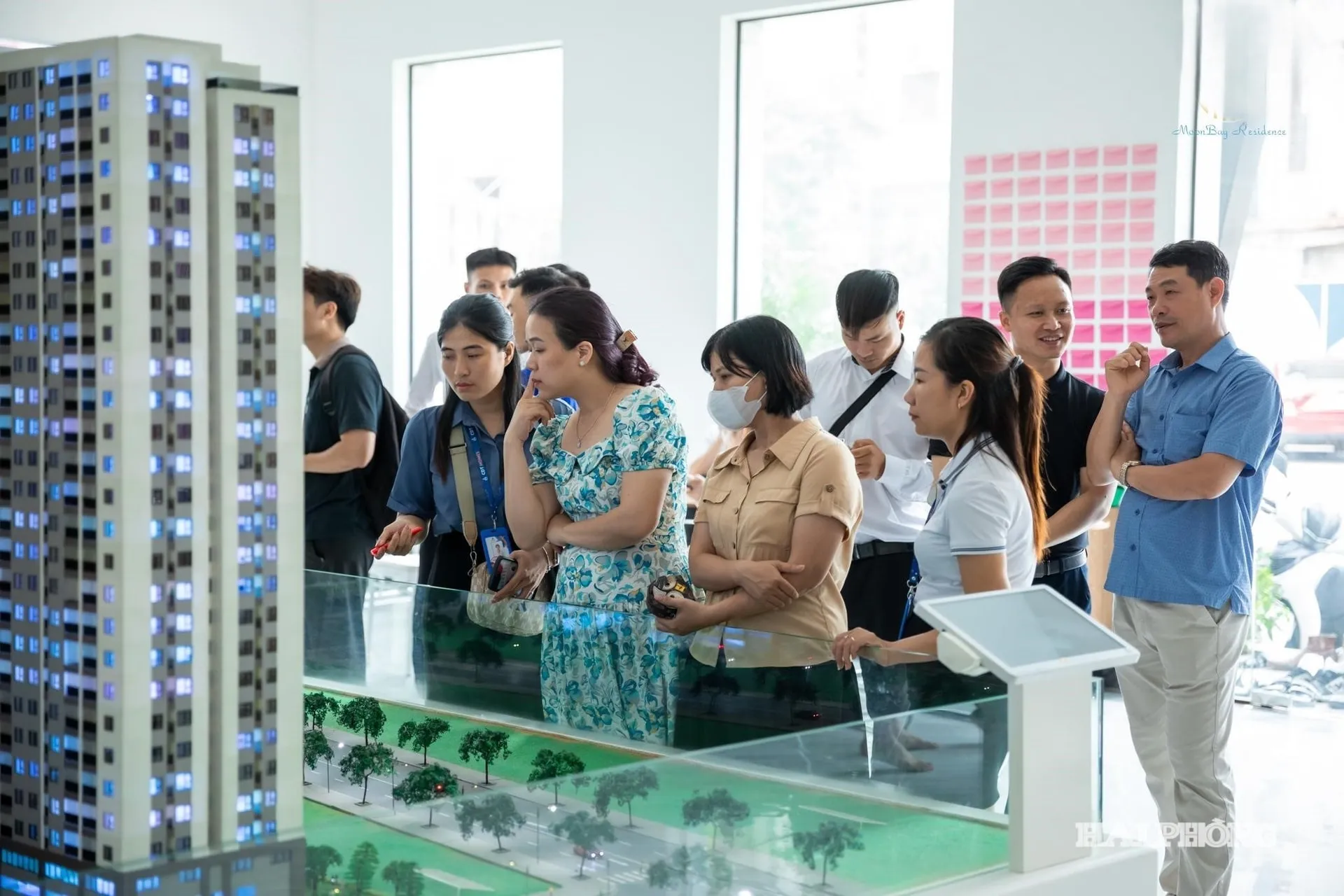 Ký kết hợp đồng mua bán nhà ở xã hội và làm thủ tục vay vốn ưu đãi.