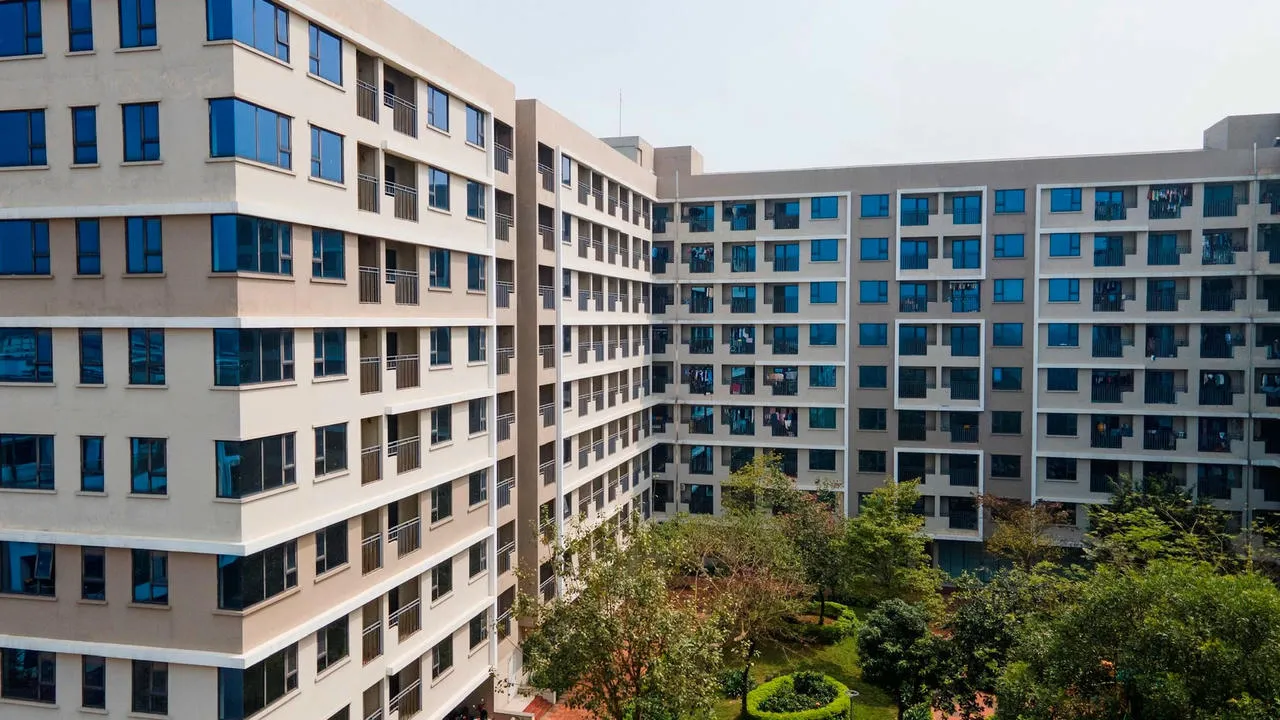 Người dân đang chuẩn bị hồ sơ vay vốn mua nhà ở xã hội tại ngân hàng chính sách, bao gồm các giấy tờ cá nhân và chứng minh thu nhập.