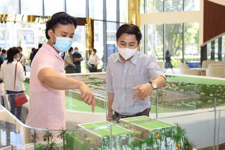 Hình ảnh ngôi nhà ở xã hội và lịch thanh toán, minh họa cho kế hoạch tài chính dài hạn với thời hạn vay lên đến 25 năm.